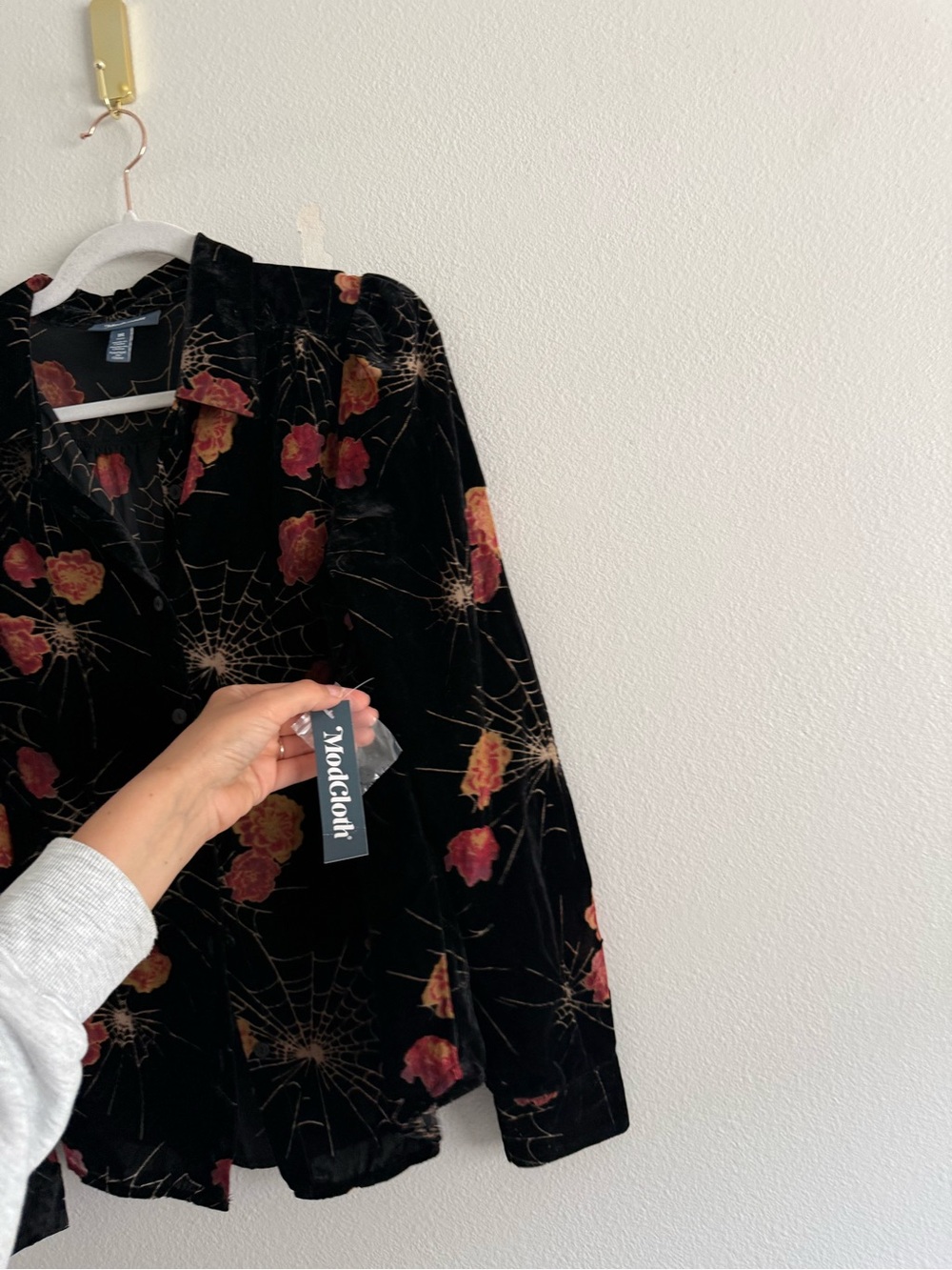 ModCloth Velvet Burnout Floral & Spiderweb Long Sleeve Button Down Sz M NWT - Picture 5 of 5
